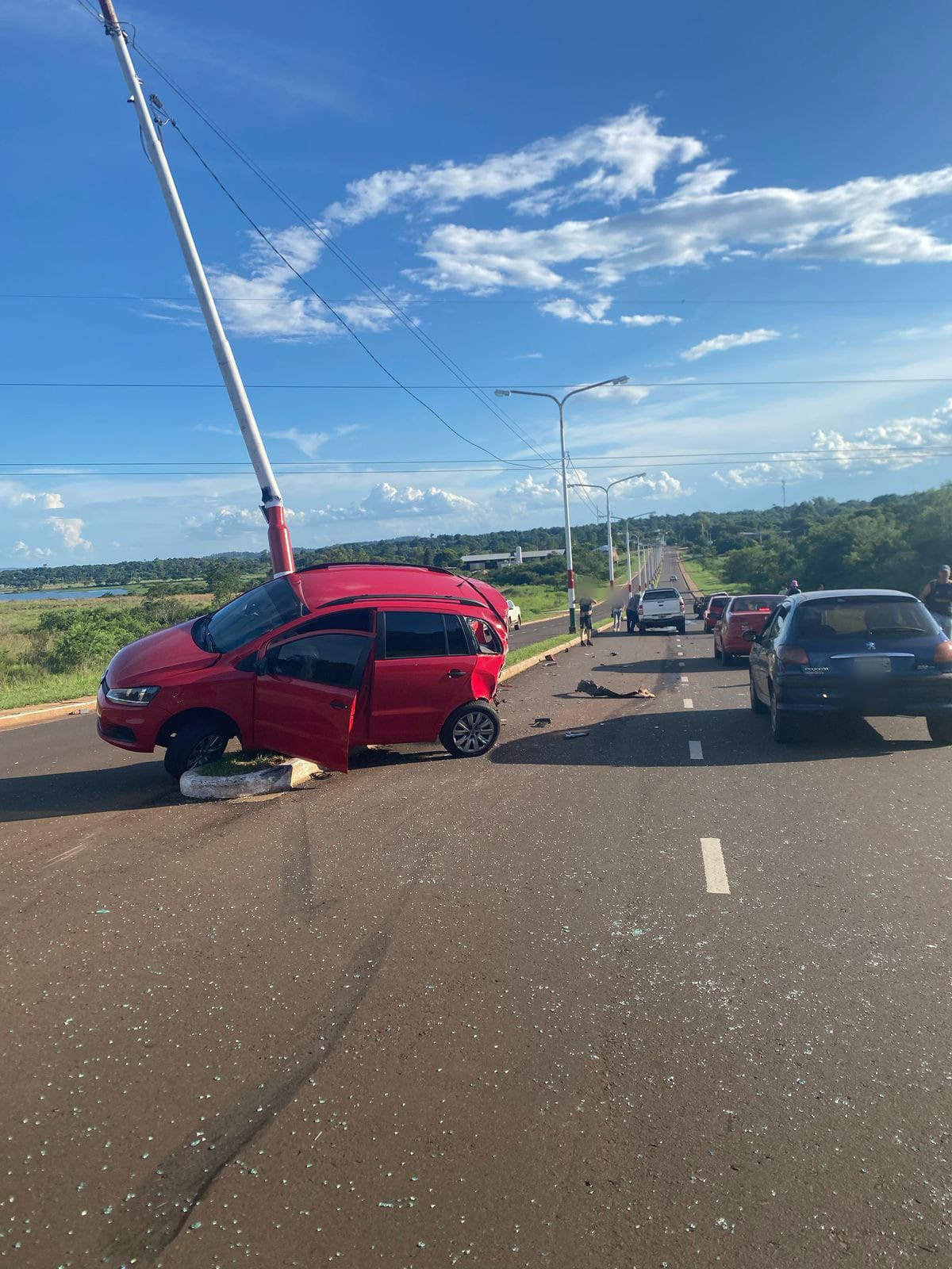 Un choque entre una camioneta y un auto deja como saldo dos heridos